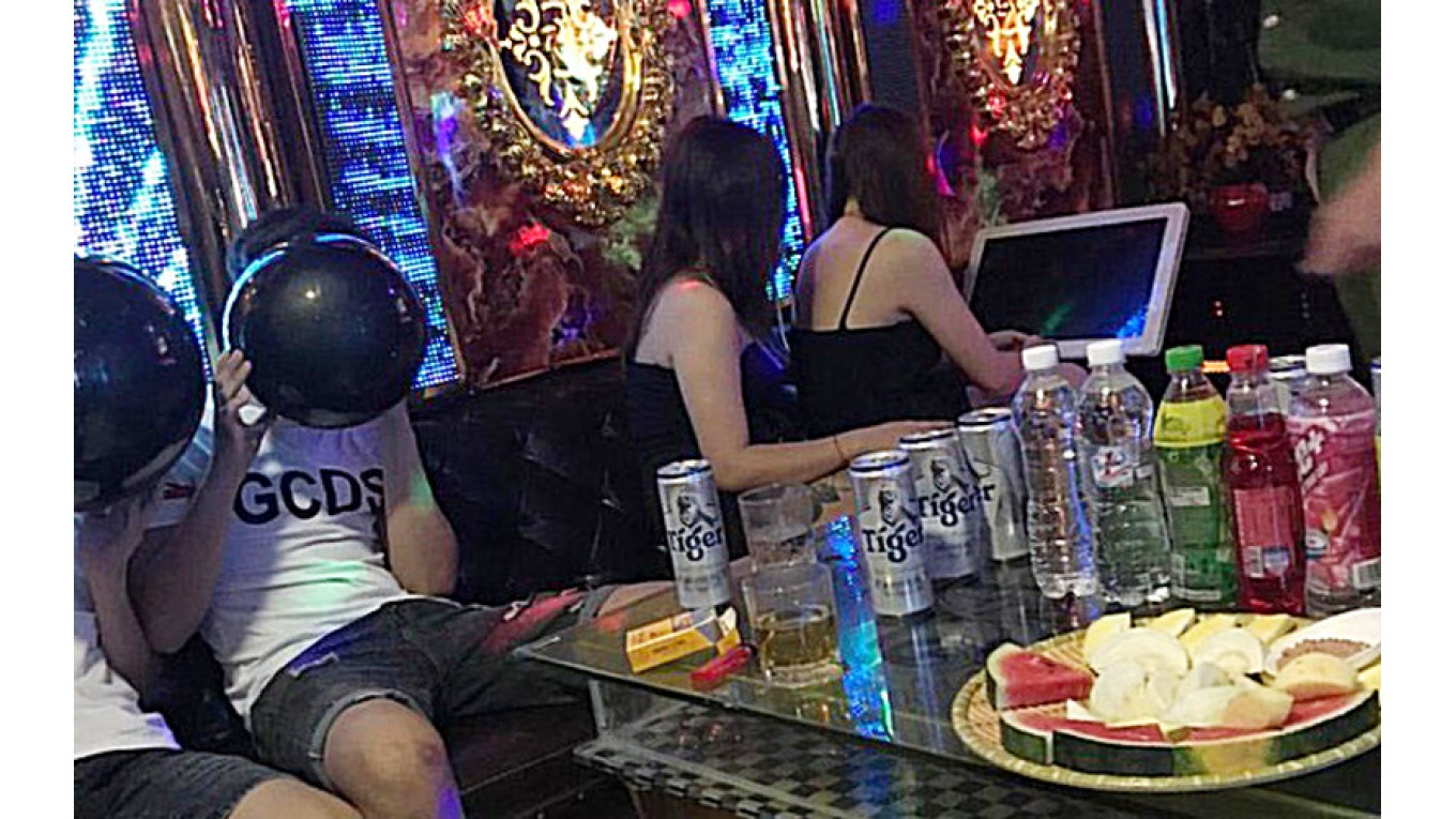 Hà Nội: Tạm giữ 2 đôi nam nữ sử dụng ''bóng cười'' trong quán karaoke